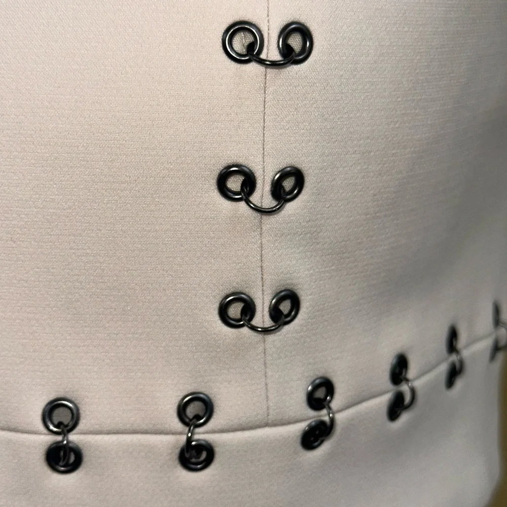 Topshop Cream Structured Crop
Top with Silver Eyelet Detailing Size 6 Like New! - Picture 6 of 9